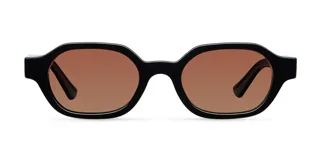 Lentes de sol con armazón de acetato negro y forma ovalada angular. Poseen cristales polarizados en tono marrón con protección UV400.