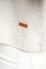 Remera celeste de viscosa y elastano, de corte holgado y mangas cortas con dobladillo.