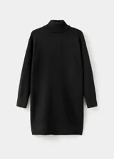 Vestido corto de punto con cuello alto y manga larga, de diseño recto y estilo minimalista.