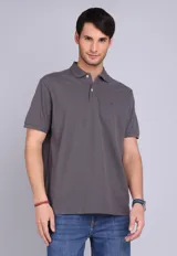 Remera tipo polo de manga corta en color gris oscuro, con cuello clásico y cierre frontal de dos botones. Presenta un pequeño logo bordado en el pecho.