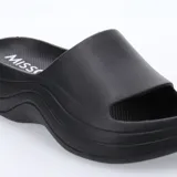 Chanclas tipo slide de plataforma, confeccionadas en goma, con diseño de ondas en los laterales y punta abierta.
