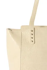 Cartera tipo tote bag de cuero sintético con relieve tipo cocodrilo, color bordó, con doble asa de hombro y detalles de tachas metálicas doradas en la base de las asas.