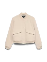 Campera bomber corta de color beige, confeccionada en tejido sarga, con cuello tipo rib, cierre frontal de botones a presión, bolsillos frontales con solapa y puños y dobladillo elasticados.