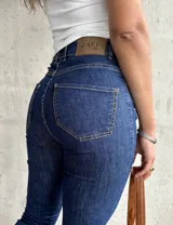 Pantalón de jean azul oscuro, de tiro alto y corte oxford.