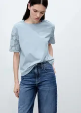 Remera celeste de algodón con mangas cortas de crochet.