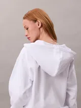 Buzo con capucha y cierre frontal de cremallera, confeccionado en mezcla de algodón y poliéster. Presenta corte regular cropped, mangas largas y logo de la marca estampado en el pecho.