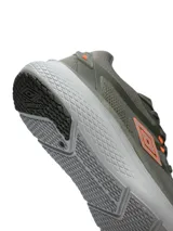 Championes deportivos Umbro modelo Invictus para hombre, color negro con suela gruesa blanca y logo de la marca en el lateral.