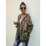 Campera tipo polar con cierre frontal, diseño combinado con estampado animal print en la parte superior y tejido de peluche blanco en la parte inferior. Cuenta con capucha con cordones ajustables y dos bolsillos frontales.
