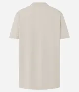 Remera de algodón color beige con cuello redondo y mangas cortas. Presenta una estampa frontal centrada del personaje Snoopy sosteniendo una taza y una dona, acompañada por el texto 'Snoopy's Coffee & Treats'.