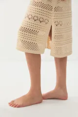 Vestido largo negro de tejido de punto calado, con escote en V y tirantes anchos.