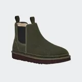 Botas UGG modelo Neumel Chelsea de gamuza color marrón, con doble elástico lateral, forro de lana UGGplush y suela Treadlite by UGG.