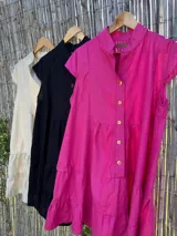 Vestido corto de lino con lurex, con cuello mao, mangas cortas y falda escalonada con volantes.