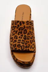 Sandalias con plataforma alta y diseño de una sola tira ancha con estampado animal print.