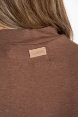 Polera de manga larga color marrón jaspeado, con cuello alto y corte ajustado al cuerpo.