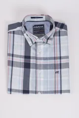 Camisa de corte slim fit con estampado de cuadros en tonos rojos, azules, blancos y negros. Presenta cuello clásico, cierre frontal abotonado y logo bordado en el pecho.