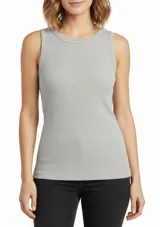 Musculosa ajustada color gris claro, con cuello redondo y tejido acanalado.
