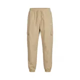Pantalón cargo Nike de estilo deportivo, confeccionado en tejido ligero color beige. Presenta cintura elástica con cordón ajustable, bolsillos laterales tipo cargo y puños elásticos en los tobillos. Incluye el logo de la marca bordado en la parte superior.