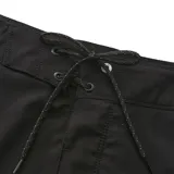 Short de baño negro con cordón ajustable en la cintura y logo de la marca en la pierna izquierda.