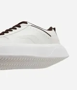 Championes de caña baja en PU color blanco, con recortes contrastantes en marrón y cordones al tono. Cuentan con suela robusta y diseño urbano.