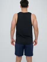 Musculosa deportiva Umbro modelo Lume, color azul marino, con cuello redondo y logo blanco impreso en el pecho.