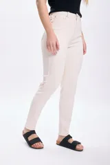 Pantalón de jean skinny color crudo con suave elasticidad.