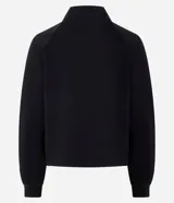 Buzo de corte regular confeccionado en mezcla de poliéster, viscosa y elastano. Presenta cuello alto estructurado, mangas largas con corte raglán y puños ajustados.