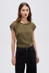 Remera sin mangas verde militar de viscosa, con cuello redondo a la base y diseño holgado.
