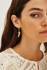 Aro tipo argolla dorada con dije colgante en forma de cuerno, adornado con strass.