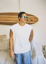 Remera blanca sin mangas de corte oversize con largo semi boxy.