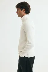 Saco de punto acanalado color blanco, con cuello elevado y cierre bidireccional delantero, de manga larga y corte ajustado.