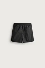 Short de baño de color azul marino, confeccionado en tejido técnico, con cintura elástica ajustable mediante cordón, bolsillos laterales y detalle de bolsillo trasero.