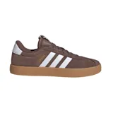Championes Adidas VL Court 3.0 de estilo urbano, confeccionados en gamuza color marrón con las icónicas tres bandas laterales en blanco. Presentan suela de goma vulcanizada color caramelo, detalle de talón en blanco y logo de la marca en dorado sobre el lateral.