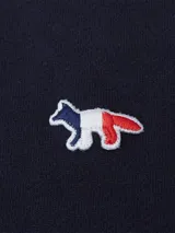 Canguro azul marino de algodón con capucha, cordones blancos y logo de zorro bordado en el pecho.