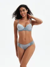 Conjunto de bikini de dos piezas con estampado floral en tonos azules y blancos, con detalles de encaje blanco en los bordes.