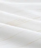 Vestido midi blanco confeccionado en tejido de viscosa con hilo metalizado, breteles finos de moña, escote v, busto marcado y volados en la pollera.