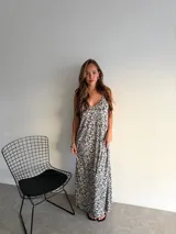 Vestido largo de jersey rib con estampado animal print en tonos blanco, negro y gris. Tiene tirantes finos y escote en V.