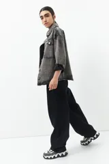 Pantalón de jean celeste con textura rayada, corte ancho y tiro bajo.