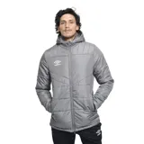 Campera tipo parka Umbro, color negro, con capucha, cierre frontal completo y logo de la marca bordado en el pecho.