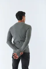 Sweater de punto color bordó, de corte clásico, cuello redondo y mangas largas. Presenta logo bordado en el pecho.