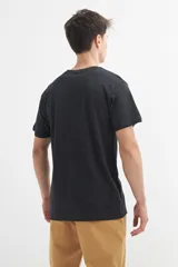 Remera de cuello redondo y manga corta, confeccionada en tejido de algodón con textura jaspeada.