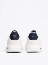 Zapatillas Tommy Hilfiger Classics de cuero blanco con detalles en gamuza color crema. Logo de la marca en el lateral y detalles distintivos de la marca en la entresuela.