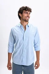 Camisa de corte casual con diseño de rayas verticales finas en color azul y blanco, cuello clásico y mangas largas.