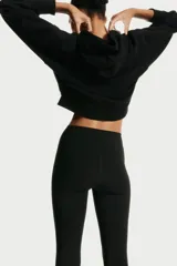 Leggings deportivas negras de corte ajustado con cintura ancha, confeccionadas en tejido funcional DryMove™ que absorbe el sudor.