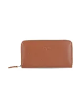 Billetera de cuero vacuno color cognac, con cierre perimetral y logo grabado en la parte frontal.