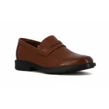 Mocasín de cuero color marrón claro, con detalle de vincha en el empeine y suela negra.