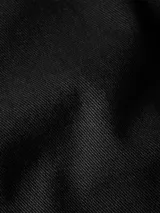 Pantalón chino negro de corte slim y pierna recta, confeccionado en sarga de algodón elástico.