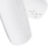 Canilleras Adidas Tiro Club blancas con tres tiras negras diagonales.