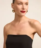 Blusa negra sin breteles confeccionada en poliéster y elastano.