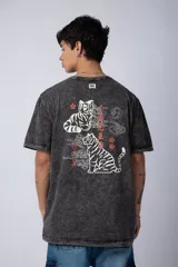 Remera de corte semi-oversize en color naranja con efecto de lavado tipo snow. Presenta un pequeño estampado gráfico en el pecho y cuello redondo.