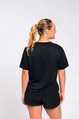Remera deportiva de manga corta Umbro modelo Bink, color negro, con cuello redondo y logo de la marca estampado en el pecho en color blanco.